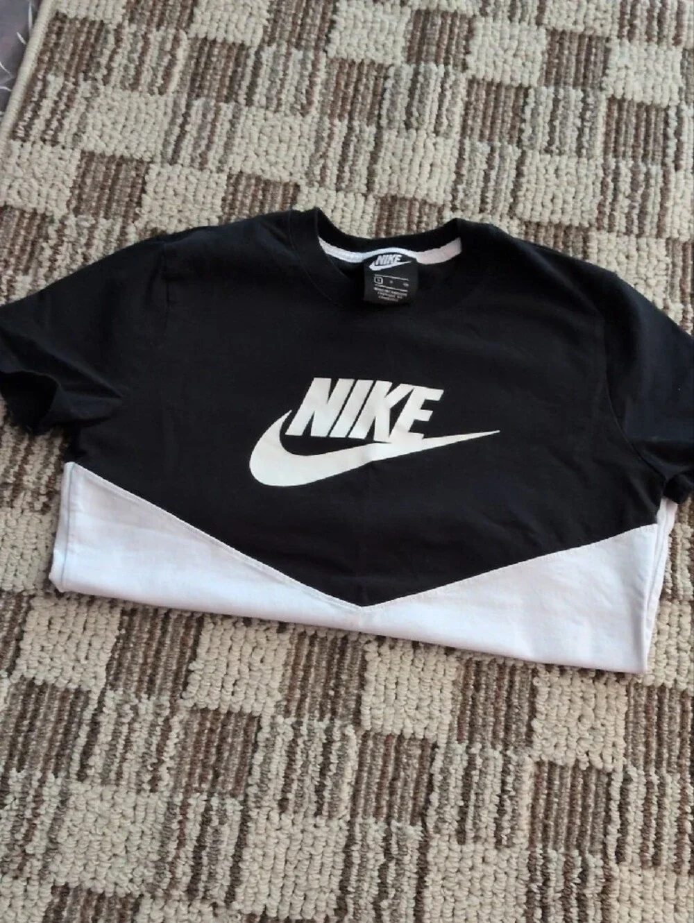 Nike Black and White Chevron Colorblock Short Sleeve Tee Slim-Fit